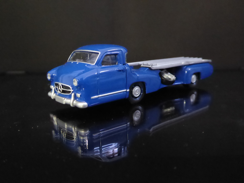 Illustration for article titled Hot Sixty 4th: Two Mercedes Blue